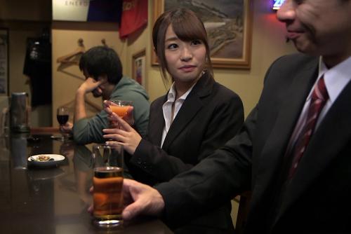 ＃泥酔＃OL「酔い潰れた新卒社員に手を出した俺ｗｗ。」お酒を飲みすぎて酔い潰れてしまった新卒社に我慢しきれずにゆっくりと体を接近させていきバレない様に手を出していく。