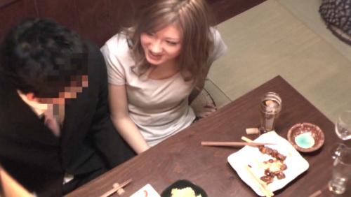 ＃ギャル＃盗撮　他人に見られるかもしれない、ヤッてるのがバレちゃうかもしれないというスリルがないと感じられないギャルｗｗｗ【近くに人がいる所で声を出さずにSEX！】