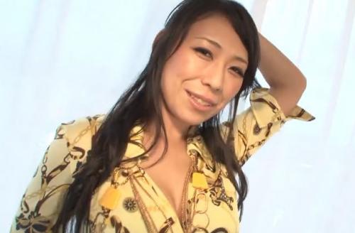 ＃人妻ナンパ「日焼け跡眩しい巨乳人妻とホテルでハメ撮り♡」街中では淑女でも男と二人っきりでホテルに連れ込めばあっと言う間に痴魔女に成り果てる！