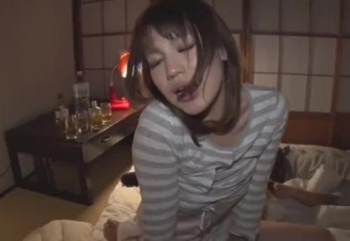 ＃夜這い＃NTR　愛する男の隣で犯され、喘ぐ声を必死に抑えようとするが、身体は敏感に反応していく。