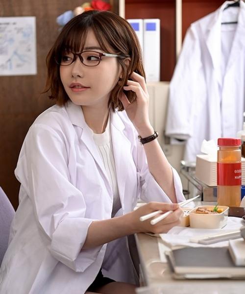 ＃深田えいみ＃女教師「まだキミたちは避妊しなきゃダメよ！」学校で人気の先生に薬を混ぜて様子をみると先生がエロい雰囲気に！先生の淫乱痴女化が暴走！！