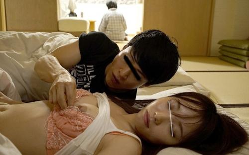 ＃いたずら「ハァハァ…もっと乳首いじって。」寝ている従妹の乳首をこっそりいじる！先っぽをしつこく刺激していると…ビクッ！ ゾクッ！ 目を覚ました従妹は戸惑いつつも乳首の快感に溺れだし…。