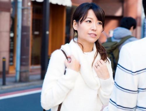 ＃人妻ナンパ「…久しぶりなんで恥ずかしいです…。」オチ◯ポご無沙汰の熟女妻が車内電マで大洪水！即ハメで中出し受精SEX！