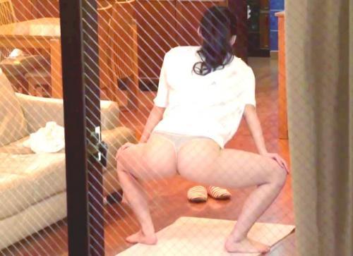 ＃丸千香子　向かい部屋のGカップ人妻 僕の家の向かいの部屋。窓を覗けば丸見えなのだ。