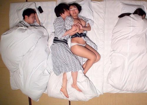 ＃モニタリング「…もう我慢できない！」恋人が寝ている横が浮気現場に！バレないようにNTR！2泊3日で中出ししまくる2人の様子をモニタリング！