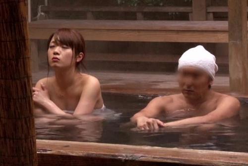 ＃温泉＃人妻NTR「寝取られ願望」愛する妻が目の前の他人チ○ポに戸惑い！欲情！真正中出し！！自慢の妻をハダカで男湯へ