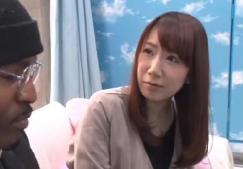 ＃人妻ナンパ　子供を産んだ経験のある人妻さん。挿入する時は戸惑っていたけれども、ピストンする内に気持ち良くなっていったようです…。　