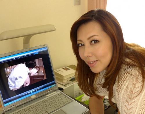 ＠熟女「母の友人は風間ゆみだったっｗ！」ある日、学校から帰ってくると、母の地元の後輩が遊びに来ていた。…よく見ると、その人は、風間ゆみだった！