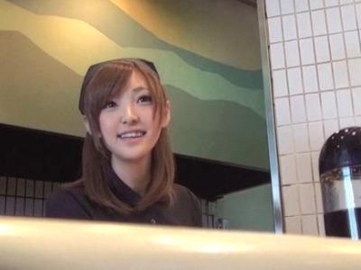 天使ばりの可愛さだと評判な居酒屋のトーシロバイト娘を店内の便所に連れ込んでお口マンコ奉仕させ口内射精＆セクロス