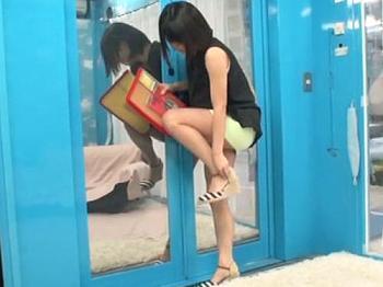 「気持ちよくなると、出ちゃう…」マジックミラー号の中で思いっきりイカせてみました！！ダメっ！気持ちいい！！淫乱娘のイクイクお漏らし