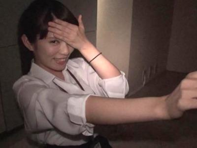 ２４歳の美女オフィスレディが照れながら頑張ってコキコキする