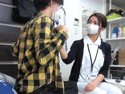 〔シロウト軟派企画〕細身でクソカワ美小女ナースと着衣でパコキャス配信wお医者さんごっこをハメドリ撮影w