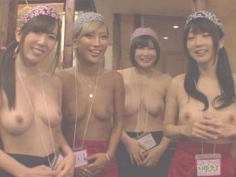 【ハーレム】おっぱい丸見え！上半身裸のスレンダー美女だらけの居酒屋！美人巨乳居酒屋店員さんのハーレム過激乱交パーティーがめっちゃ抜ける