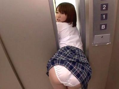 デカい尻のおんなが尻が挟まり身動きが取れなくなると、外道なオトコにＦＵＣＫと凌辱をされることになるww
