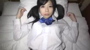 《激カワ》「じゅぼっ…じゅるる♡」ピチピチ１９歳の制服姿に…トロンとしたスケベな雰囲気。極太チンポを咥えて離さない！