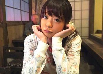宅飲みでみんな寝ちゃったので、声をころしてセックスする童顔ロリ系パイパン美少女！びしょ濡れのカラダを弄り回してやる。。。