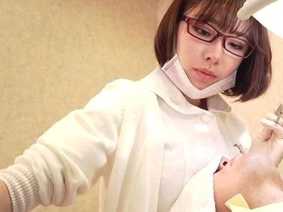 ＜深田えいみ＞いんらんスケベな歯科衛生士さんがデカパイを患者の顔面に押し当てつつちくび攻め＆コキコキ寸止め焦らし調教ｗｗ＜マゾオトコ＞