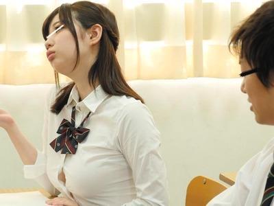 ランジェリーを盗まれた女子生徒たちがパンツ未着用で授業を受けて男子生徒がフルボッキ