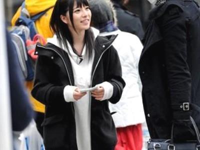 〚逆ナンパ企画〛人気女優が一般シロウトの逆ナンパに挑戦！！ゴム無しÒKと交渉して騎乗位で犯しちゃうムッチムチろり娘淫乱女小女ww