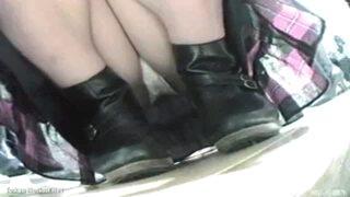 【盗撮映像】アパレルショップのオネエサン！しゃがみこんでパンチラが丸見えになっちゃってる女の子ｗ