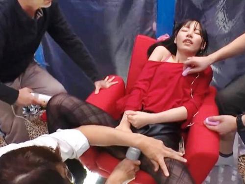 【マジックミラー×深田えいみ】巨乳美人のえいみちゃんがマジックミラー号で餌食に♡潮吹きまくりでセックスでイキ喘ぐ♡
