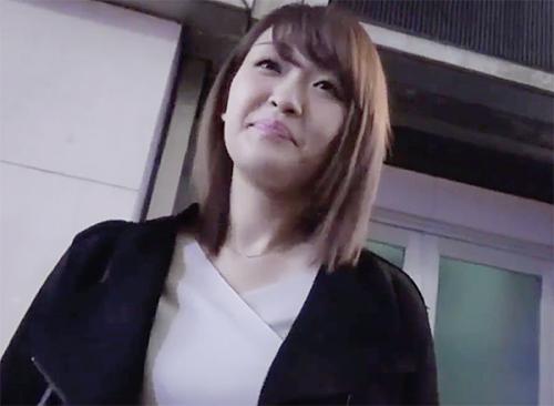 《人妻ナンパ》可愛いOLをホテルに連れ込みおっぱいを揉み手マンやクンニで興奮させるとチンポを咥えハメまくる淫乱美女