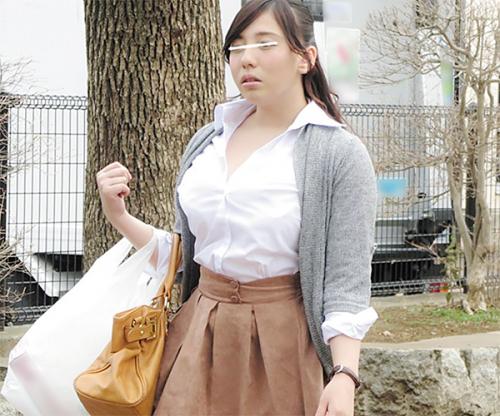 《レイプ》可愛い人妻を襲ってトイレでおっぱいを揉みまくると感じてチンポを咥えて挿入するとハメ潮吹いて感じまくる！