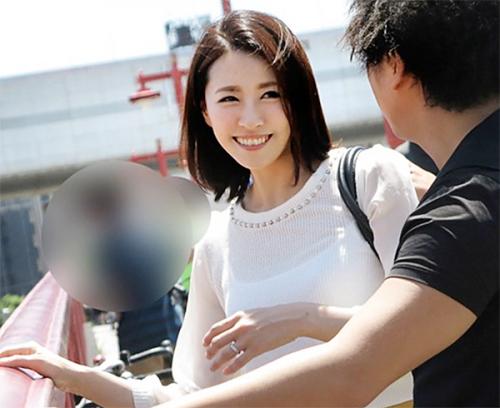 《NTR》後輩に美人妻を寝取ってもらうとおっぱいを揉まれ拒否しながらも興奮してフェラしてハメられ喘ぎまくる様子を盗撮！