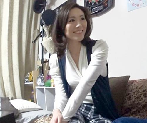 《熟女ナンパ》四十路の美熟女を部屋に連れ込みおっぱいを揉み手マンすると興奮してチンポを舐めまくりハメてしまう淫乱熟女！