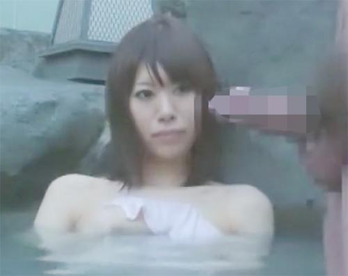 混浴にいたお姉さんに勃起したチンポを見せると発情して握って舐めまくりパイズリしてクンニされると興奮してハメまくる淫乱娘