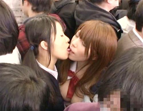 《レズ痴漢》可愛い女子校生が同じ女子校生に痴漢されお尻や巨乳を揉まれて感じてしまいキスされて手マンで潮を吹く淫乱JK！