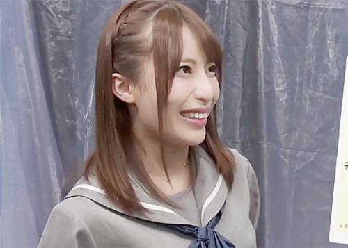 可愛いすぎる女子校生に電マを試してもらうとこっそりオナニーをしてるのでチンポを見せるとフェラして挿入され喘ぎまくる！
