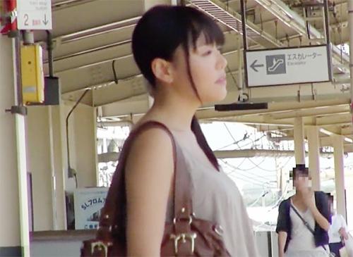 マキシワンピのお姉さんが電車で痴漢され手マンでお漏らししてしまい巨乳を揉まれローターで感じてチンポを咥えハメまくる！