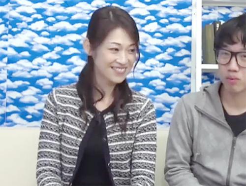母と息子で賞金をかけてフェラ抜きに挑戦して息子のチンポを舐めまくりおっぱいを見せて興奮させ何度もフェラ抜きして顔射される