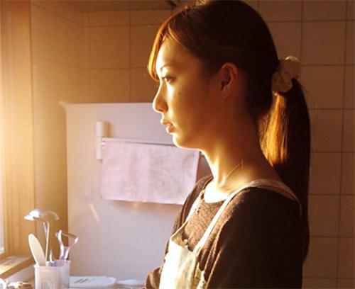 《レイプ》美人妻が隣人の男に何度も襲われてイラマでチンポを咥え手マンやクンニで感じてしまい挿入され喘ぎまくる淫乱人妻