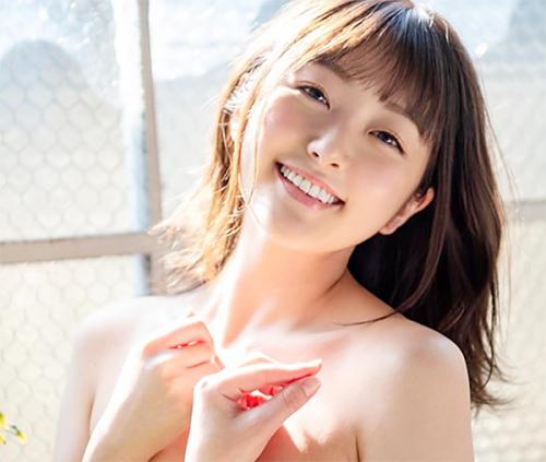 笑顔が可愛い美少女のおっぱいを揉み手マンで興奮させると乳首やチンポを舐めまくり挿入されハメられ喘ぎまくる淫乱娘！