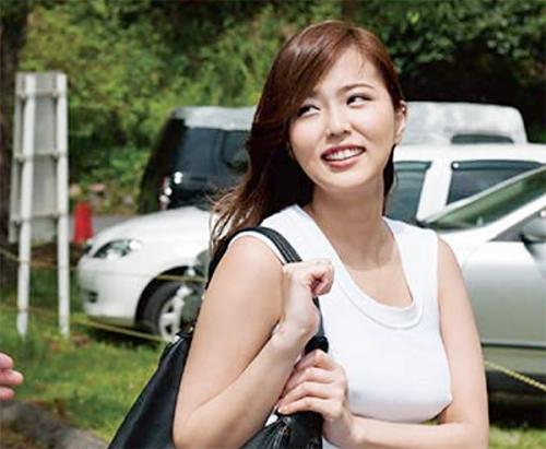 《素人ナンパ》ノーブラで汗だくのお姉さんに声をかけ野外でおっぱいを揉んで手マンすると感じて青姦で喘ぎまくる淫乱美女