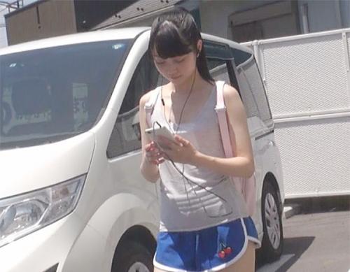 貧乳でノーブラの素人娘がチンポを咥えてフェラ抜きして男2人に責められバイブで感じて2本のチンポを咥え3Pでハメまくる！