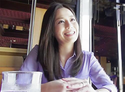 綺麗すぎる人妻とキスしておっぱいを揉み手マンで潮を吹かせるとチンポを舐めまくり挿入されると喘ぎまくる淫乱人妻