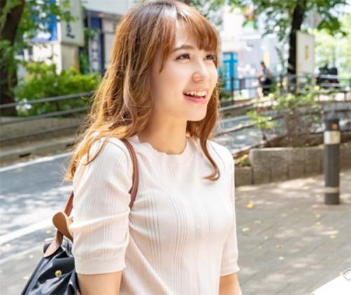 《人妻ナンパ》美人奥さんの下着をチェックして電マとバイブで興奮させるとチンポを舐めまくり車内でハメまくる淫乱人妻