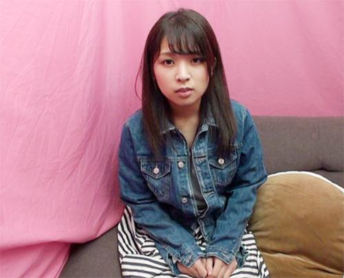 可愛い美少女に2本のチンポを見せて手コキしてもらい舐めまくり手マンと電マで興奮してハメられ喘ぎまくり中出しされる淫乱娘