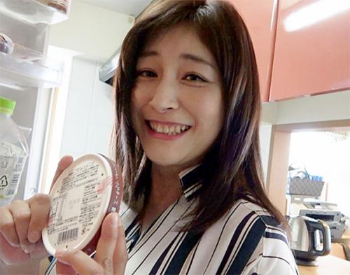 綺麗な四十路の奥さんの自宅を訪問して電マをあてると興奮して野菜を挿入して感じまくりチンポや玉を舐めてハメまくる淫乱人妻