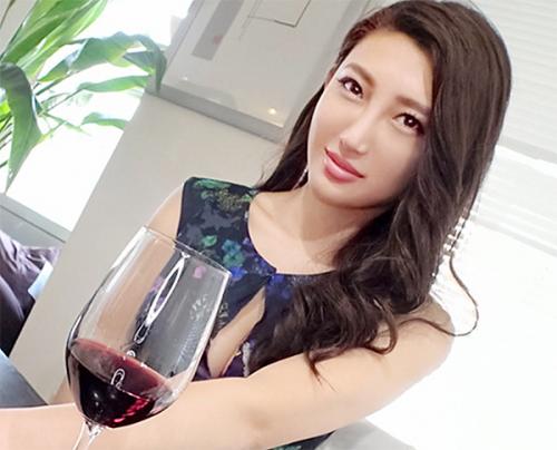 《人妻ナンパ》綺麗な人妻の自宅にお邪魔してキスしてクンニで感じさせるとフェラしてハメられ喘ぎまくり中出しされる淫乱人妻