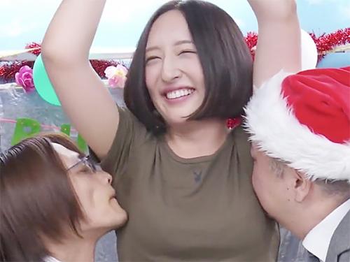 彼氏持ちの彼女にマシンバイブを試してもらうと潮を吹いて感じまくりおっぱいを揉まれチンポを咥えてハメまくり中出しされる！