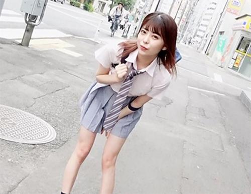 可愛い女子校生を部屋に連れ込みイチャついてキスをして手マンすると感じてチンポを咥えて制服のままハメられ感じまくる淫乱JK