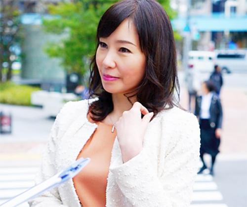 五十路の綺麗な奥さんに下着を見せてもらいバイブで感じさせるとフェラしてホテルで挿入され喘ぎまくる淫乱熟女！