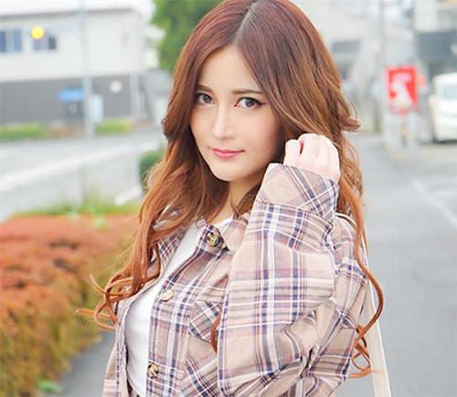 可愛いギャルに悩みを相談してチンポを見せると舐めまくり素股で興奮して挿入して腰を振りまくり中出しさせる淫乱娘！