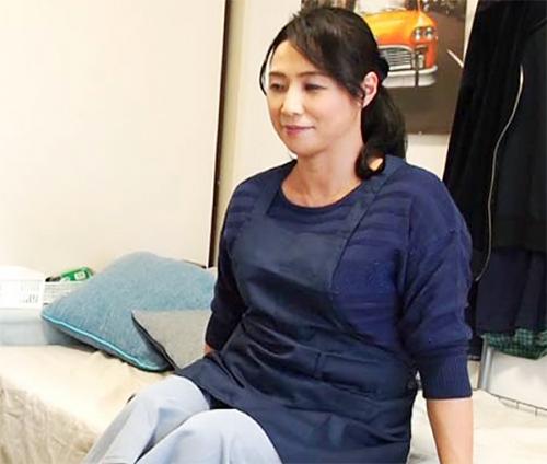 レンタルおばさんの美熟女にデッサンモデルになってもらいおっぱいを揉み手マンで感じさせるとチンポを咥えハメまくる淫乱熟女