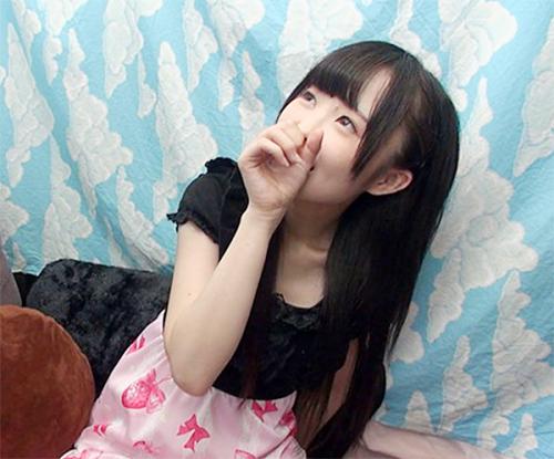 《素人ナンパ》可愛い女子大生にチンポを見せて手コキしてもらい電マで興奮させるとチンポを咥えて素股からハメまくる淫乱娘