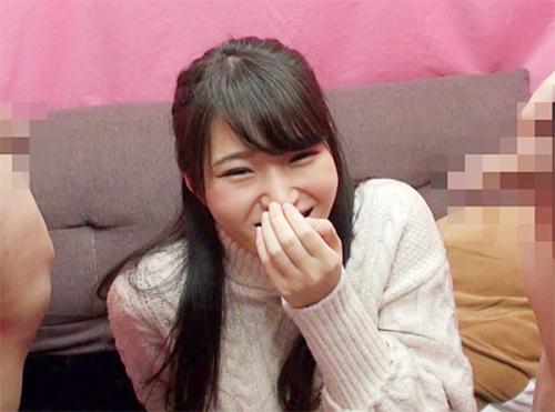 《素人ナンパ》可愛い素人娘に2本のチンポを見せて手コキしてもらいおっぱいを揉むとフェラしてハメられ中出しされる淫乱娘